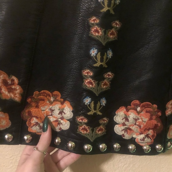 VINTAGE embroidered and studded leather skirt - Picture 4 of 4